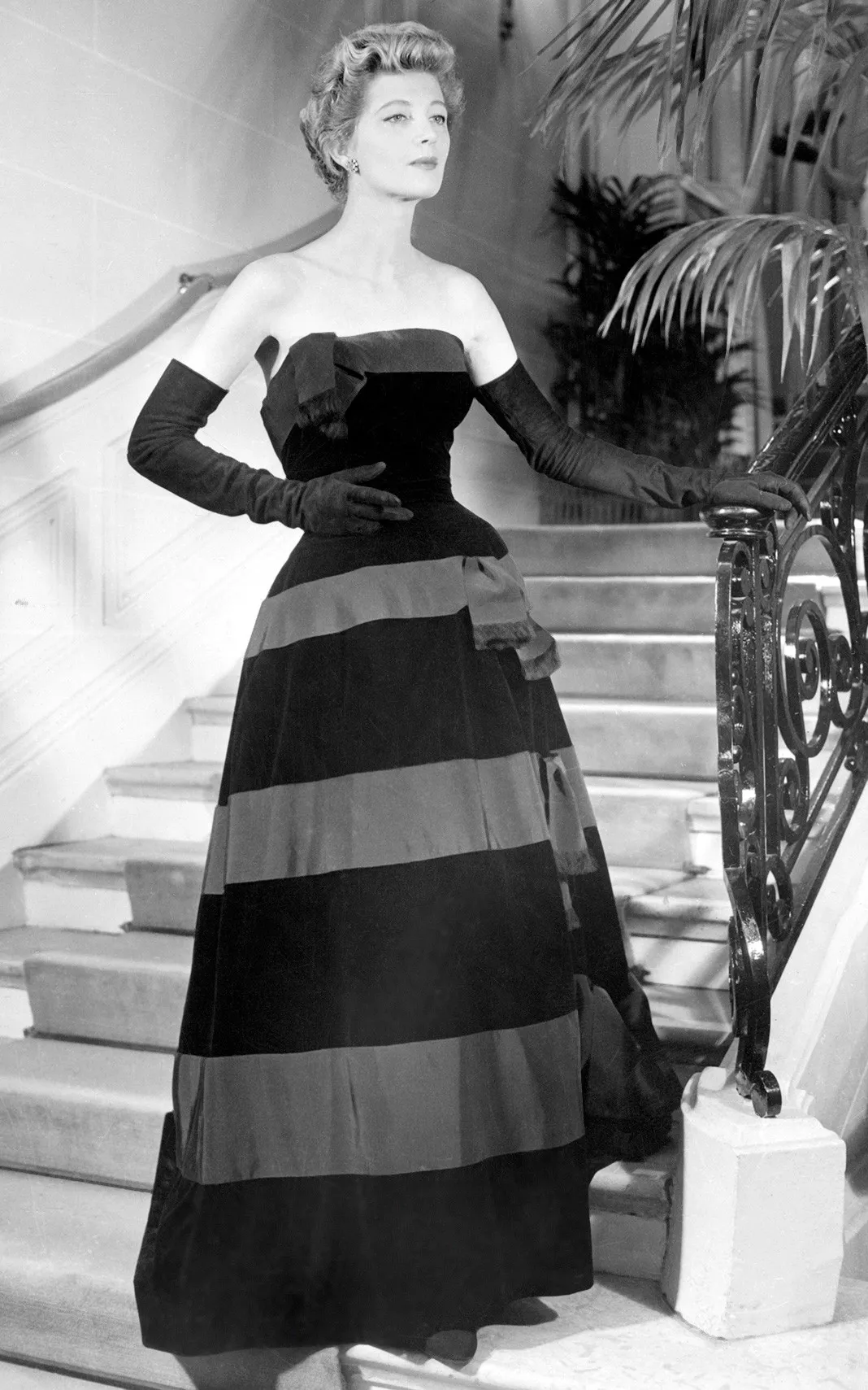 Черное бархатное вечернее платье из осенней коллекции Christian Dior Paris, 28 августа 1953 г.