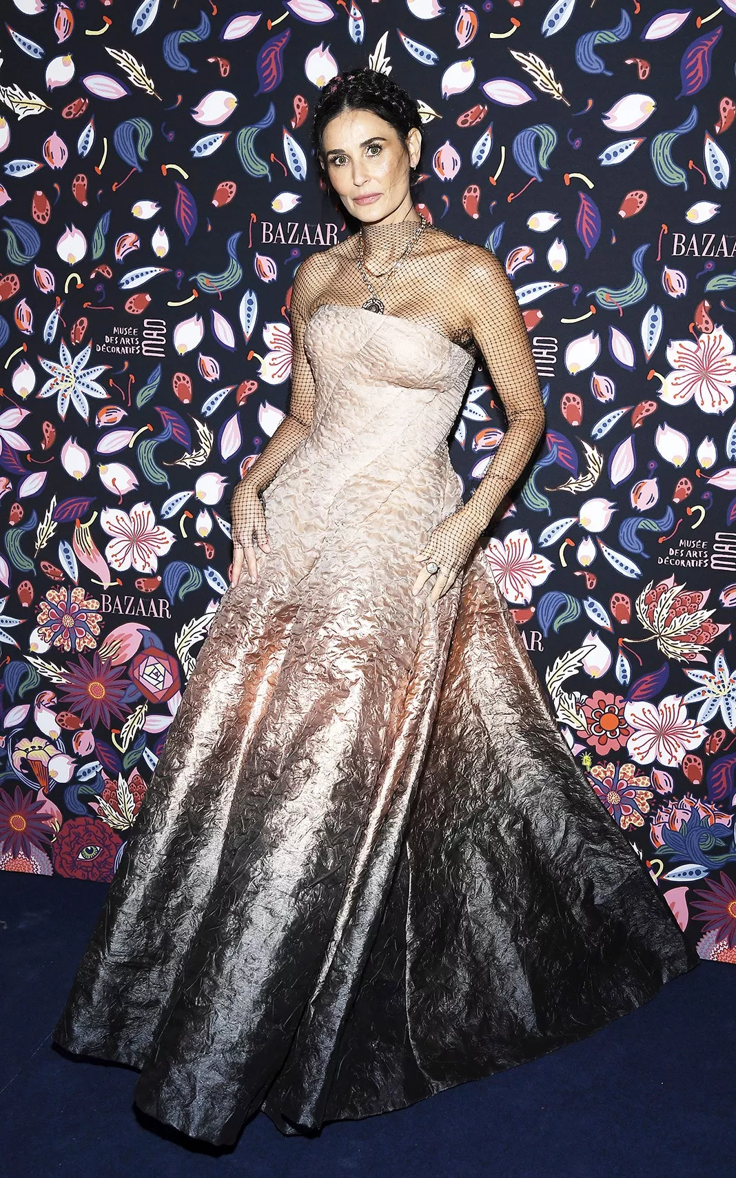 Деми Мур на выставке журнала Harper's Bazaar в рамках Парижской Недели моды Paris Fashion Week Womenswear Fall/Winter 2020/2021, 26 февраля 2020 г.