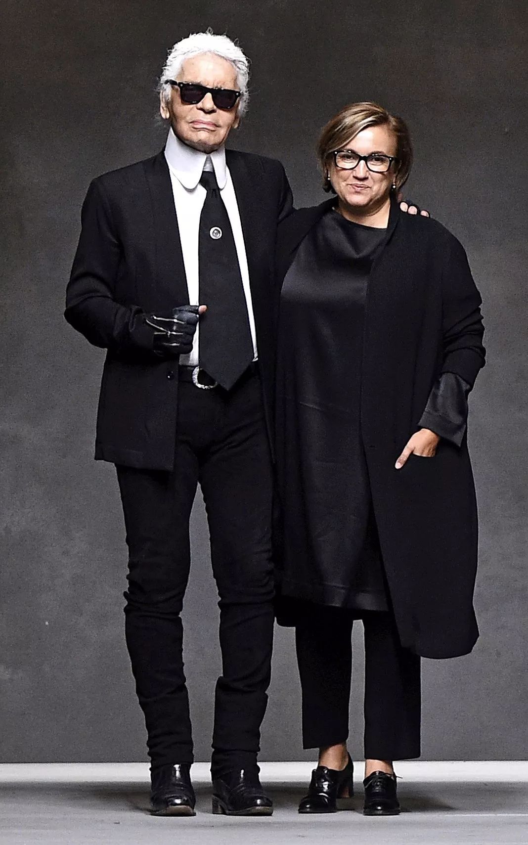 Карл Лагерфельд, Сильвия Вентурини-Фенди на шоу Fendi на Миланской Неделе моды Осень/Зима 2016, 24 сентября 2015 г.