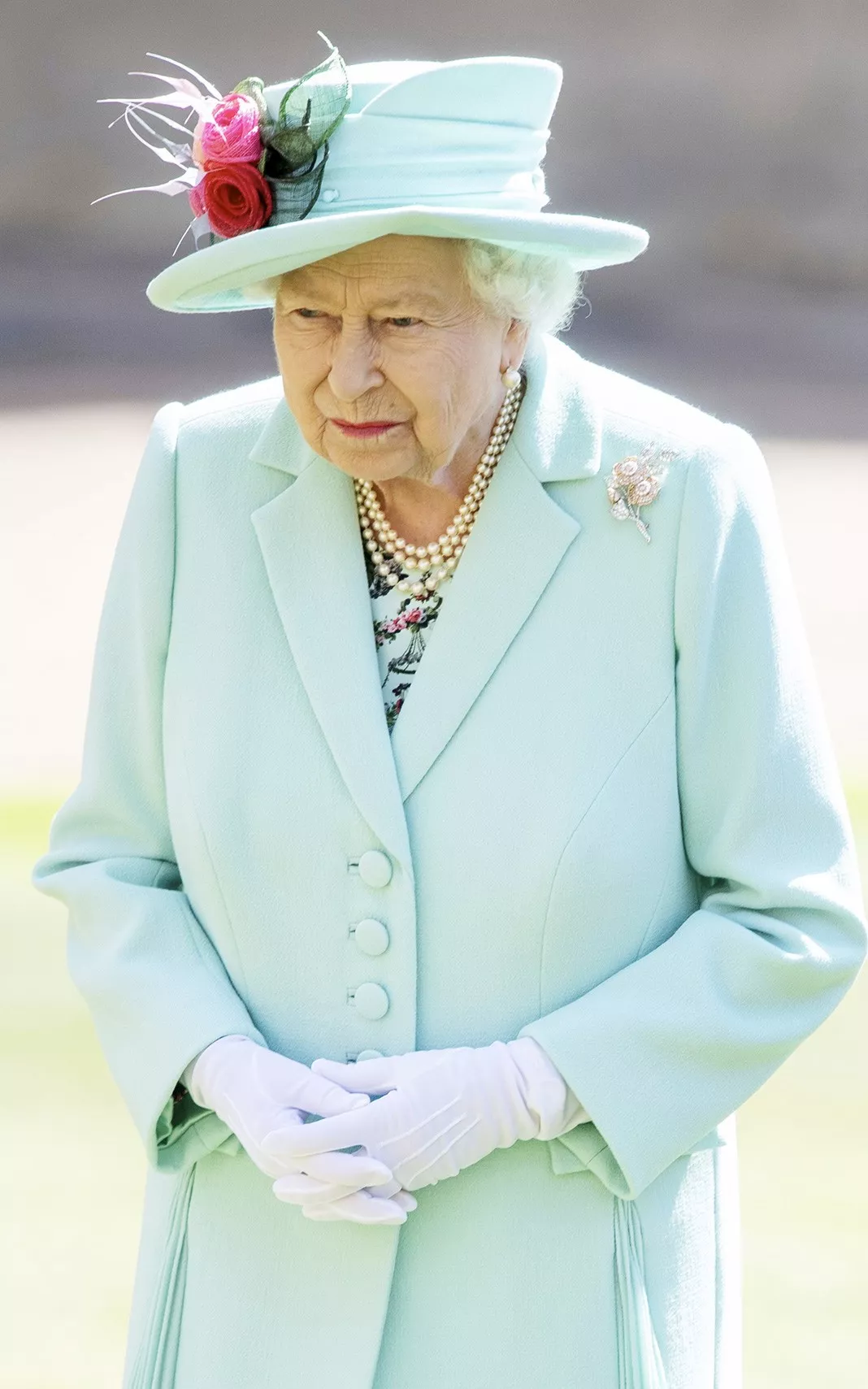 Королева Елизавета II на церемонии посвящения капитана Тома Мура в рыцари, Виндзорский замок, 17 июля 2020 г.