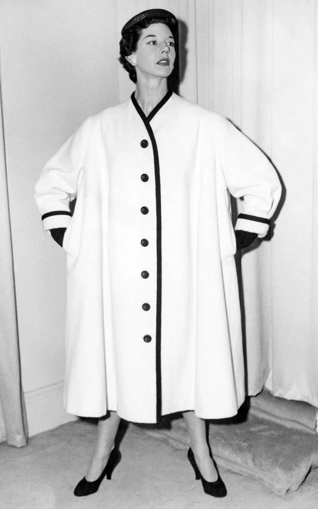 «Megeve», белое шерстяное пальто с черной отделкой из коллекции Spring Styles at Christian Dior London, 7 декабря 1953 г.