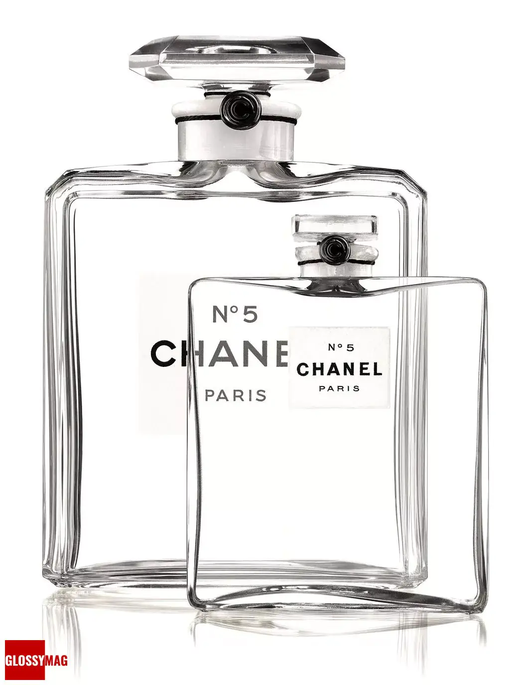 Флакон Chanel N° 5, версия 1924 (слева) и 1921 (справа) Флакон Chanel N° 5, версия 1924 г. (слева) и 1921 г. (справа)