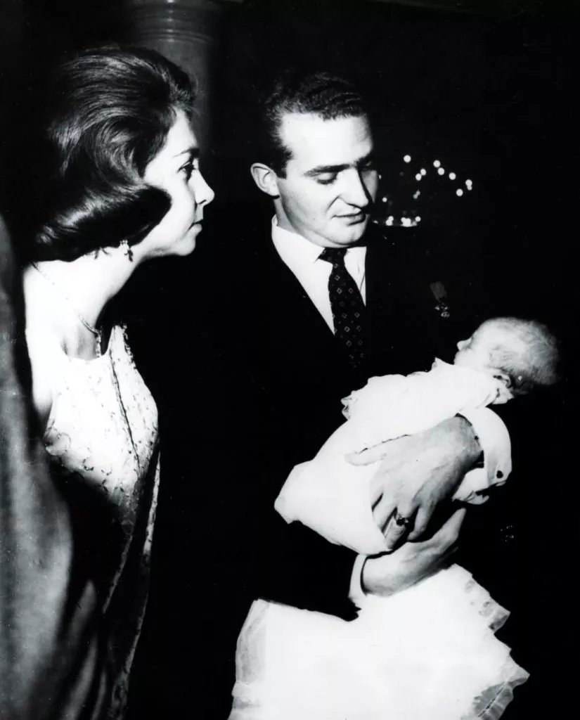 Принц Хуан Карлос и его жена принцесса София держат свою дочь принцессу Елену на руках во время крещения
