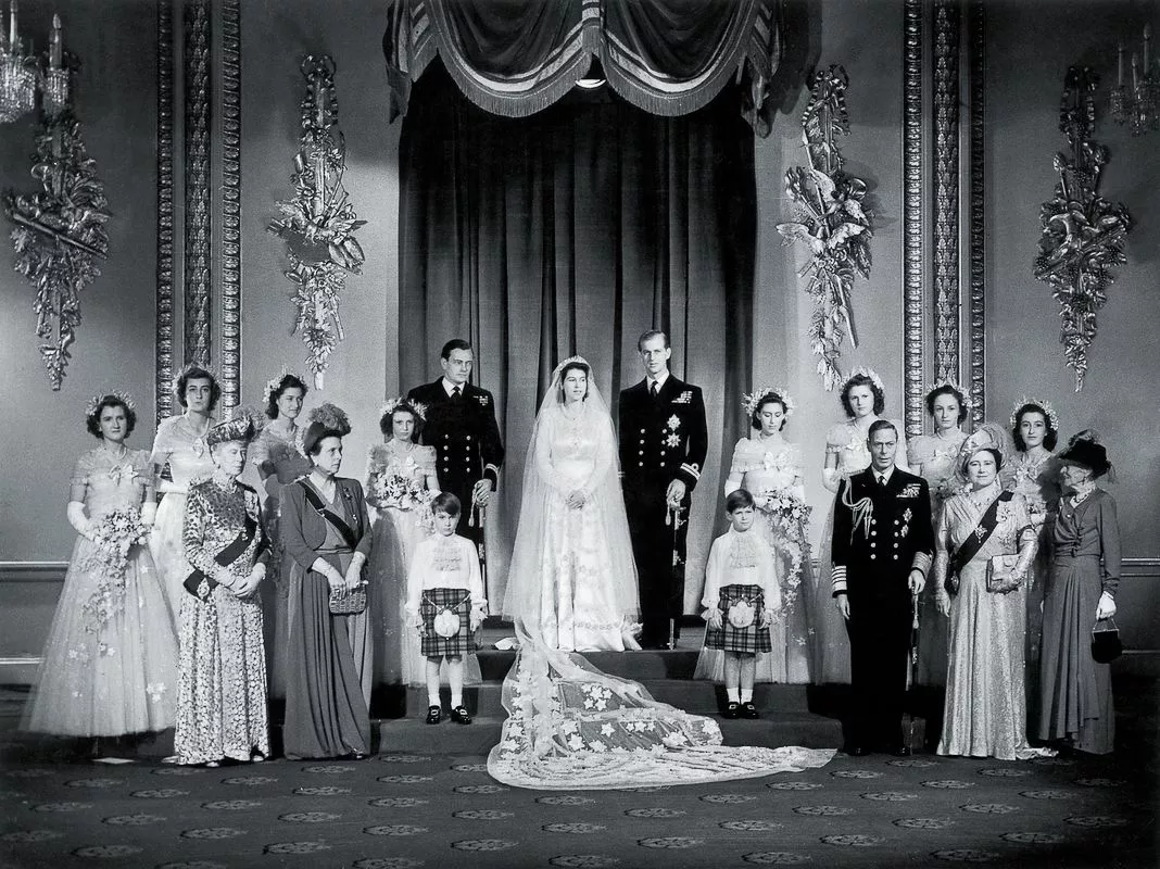 Елизавета и Филипп с королем Георгом VI, королевой Елизаветой и другими членами королевской семьи в Букингемском дворце после свадьбы