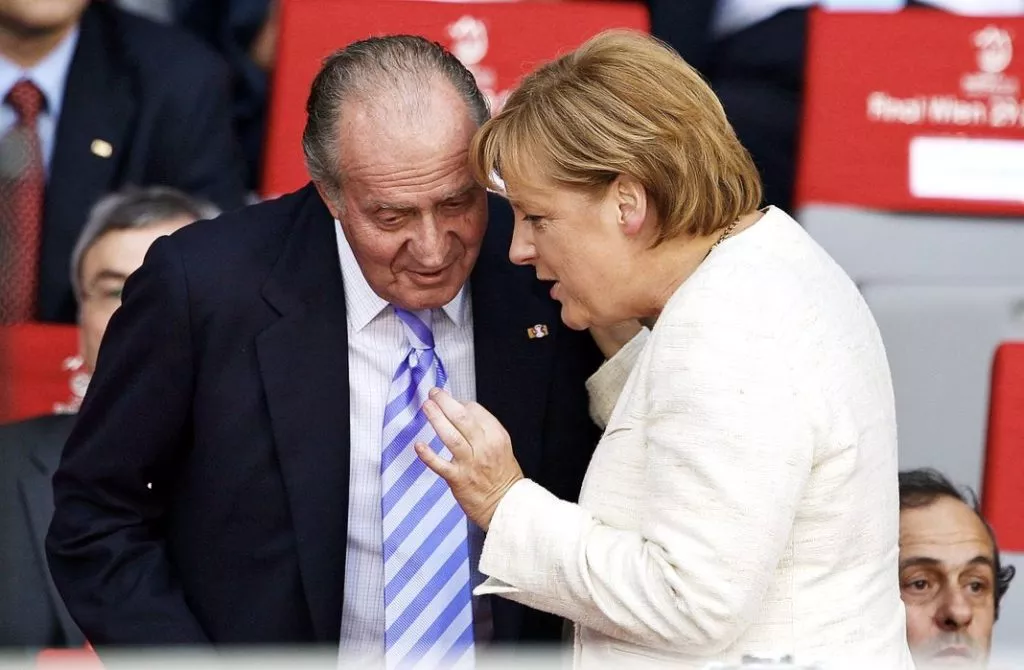 Канцлер Германии Ангела Меркель беседует с королем Испании Хуаном Карлосом перед финальным матчем ЕВРО-2008