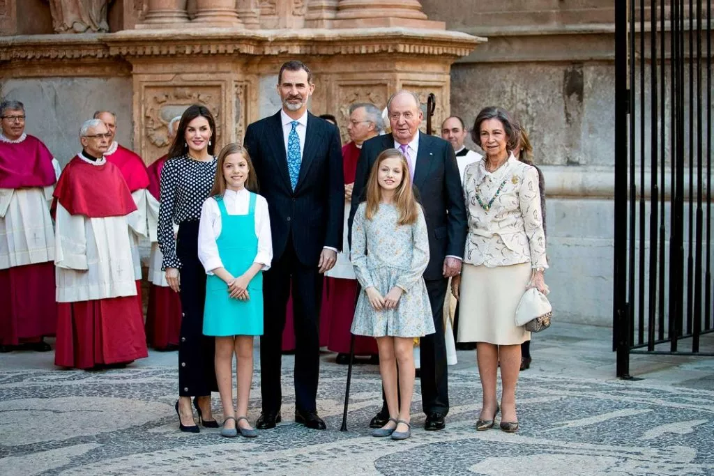 Король Испании Фелипе VI и его жена королева Летиция, их дочери принцесса София и принцесса Леонор, Хуан Карлос с женой Софией