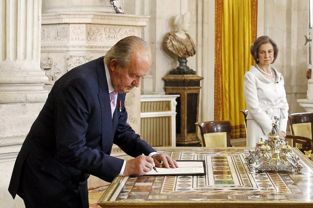 Король Испании Хуан Карлос в присутствии королевы Испании Софии подписывает документы об отречении от престола на официальной церемонии отречения