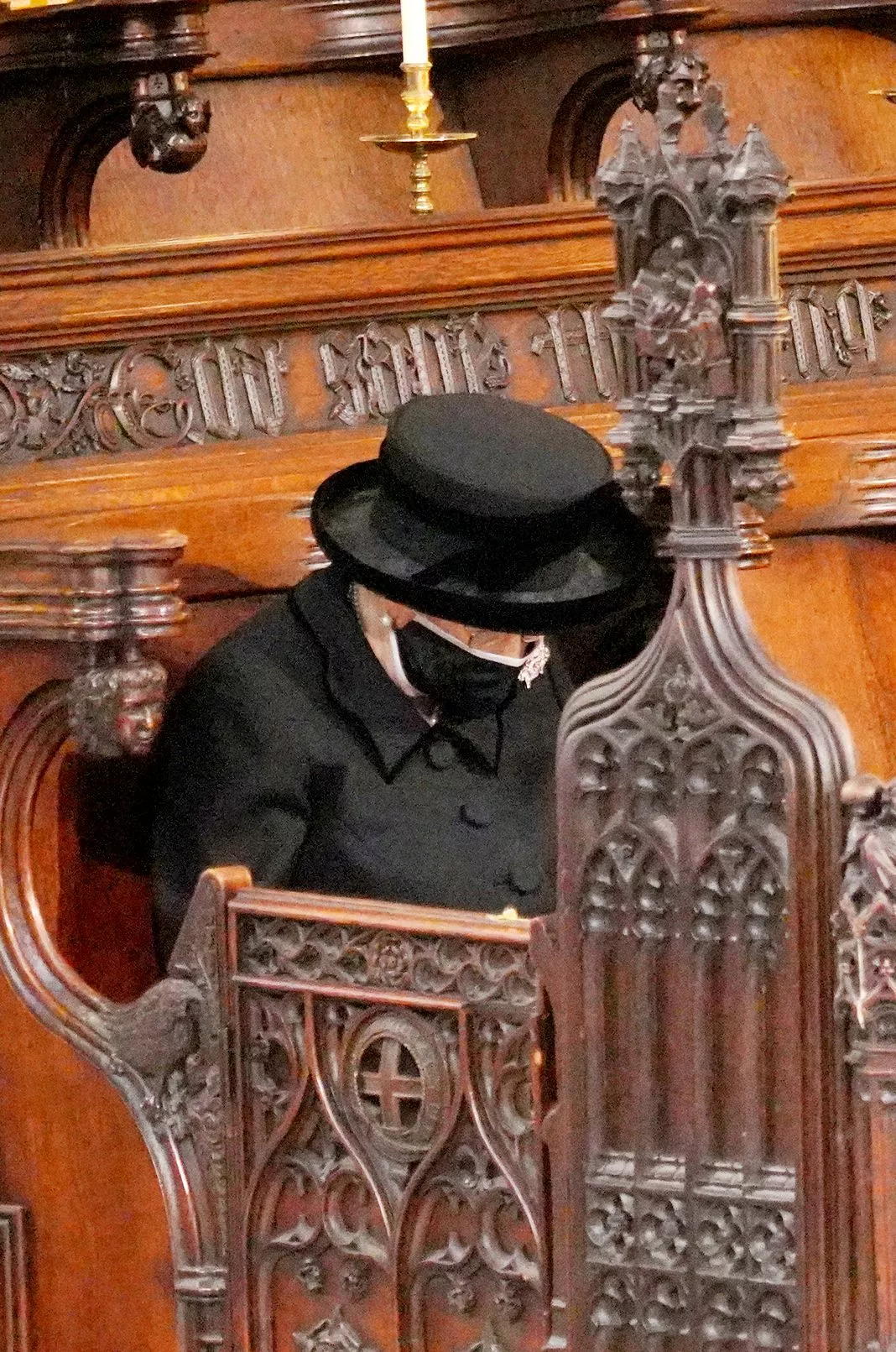 Королева Елизавета II склоняет голову во время похорон принца Филиппа,