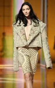 Мариякарла Босконо на шоу Balmain Festival V02 Весна/Лето 2022 года в рамках Недели моды в Париже, 29 сентября 2021 г., фото 1