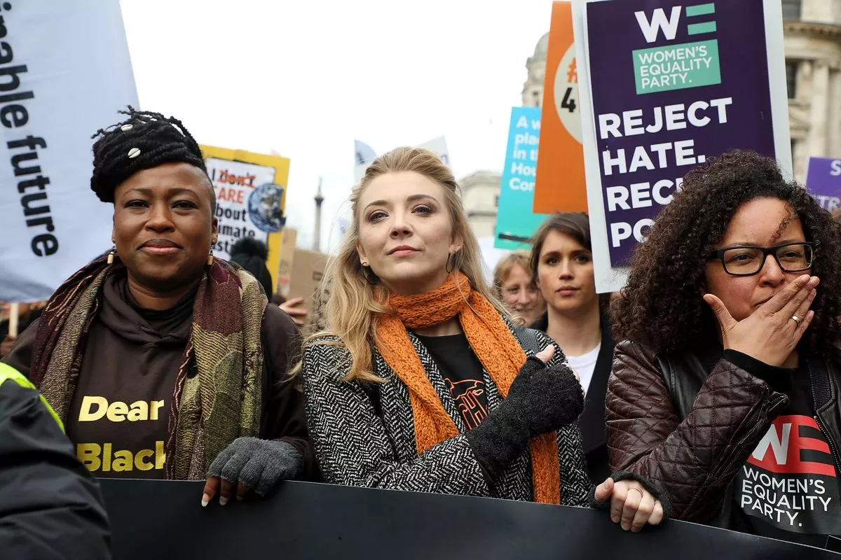 Натали Дормер во время митинга March4Women 2020