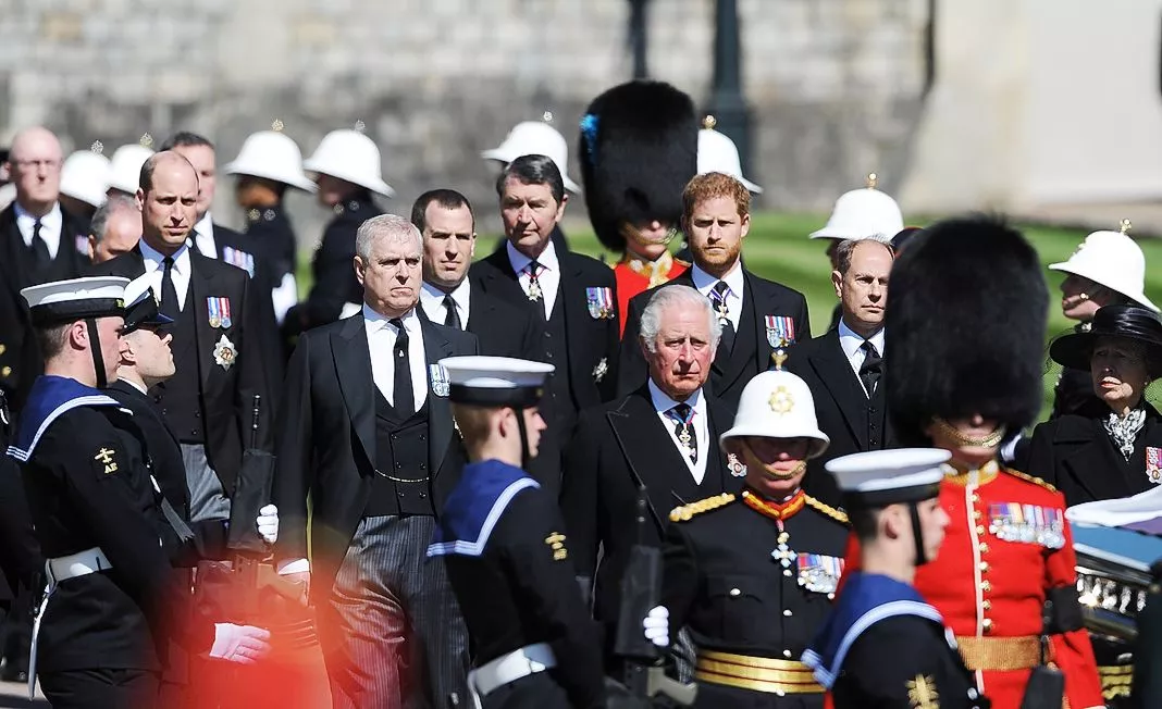 Принц Чарльз, принц Уэльский и другие члены королевской семьи идут за гробом герцога Эдинбургского в Виндзоре, 17 апреля 2021 г.