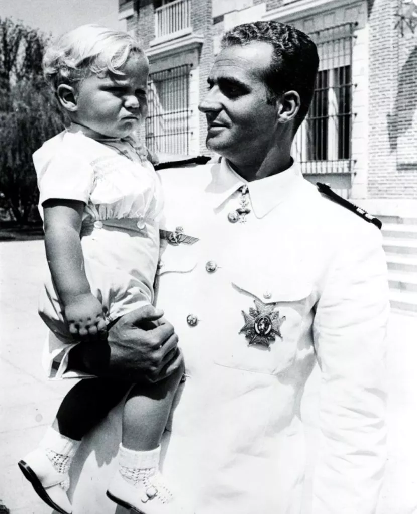 Принц Хуан Карлос в военной форме держит на руках своего сына Фелиппa