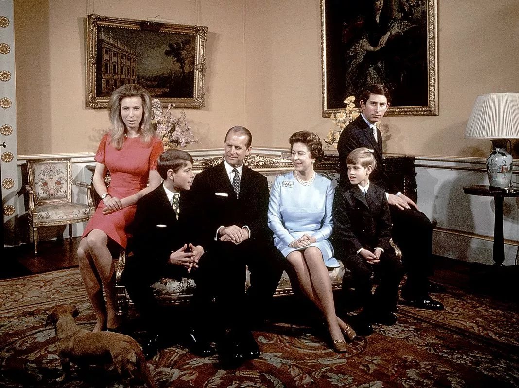 Принцесса Анна, принц Эндрю, принц Филипп, королева Елизавета, принц Эдуард и принц Чарльз в Букингемском дворце, 20 ноября 1972 г.