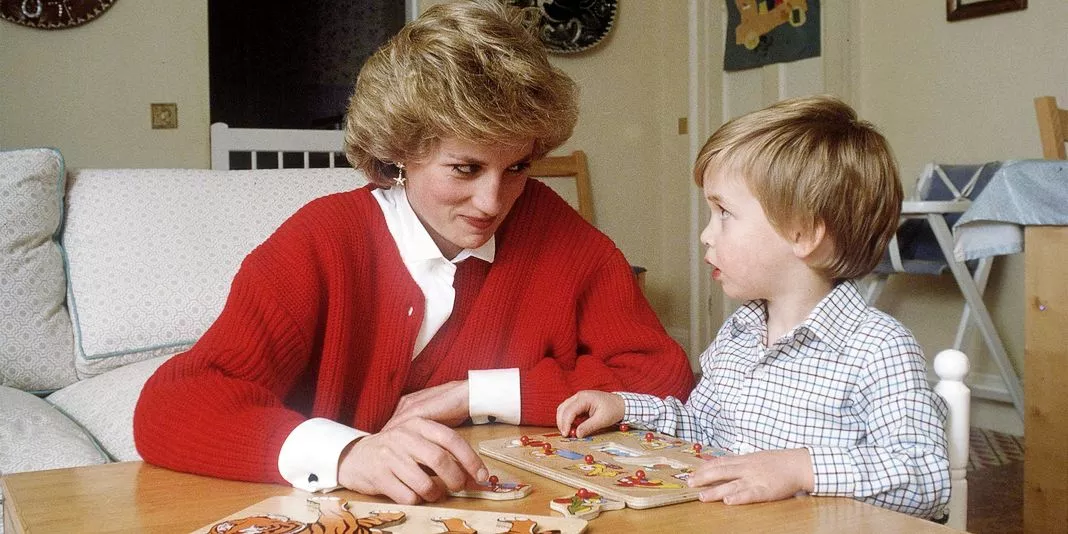 Принцесса Диана помогает принцу Уильяму с головоломкой