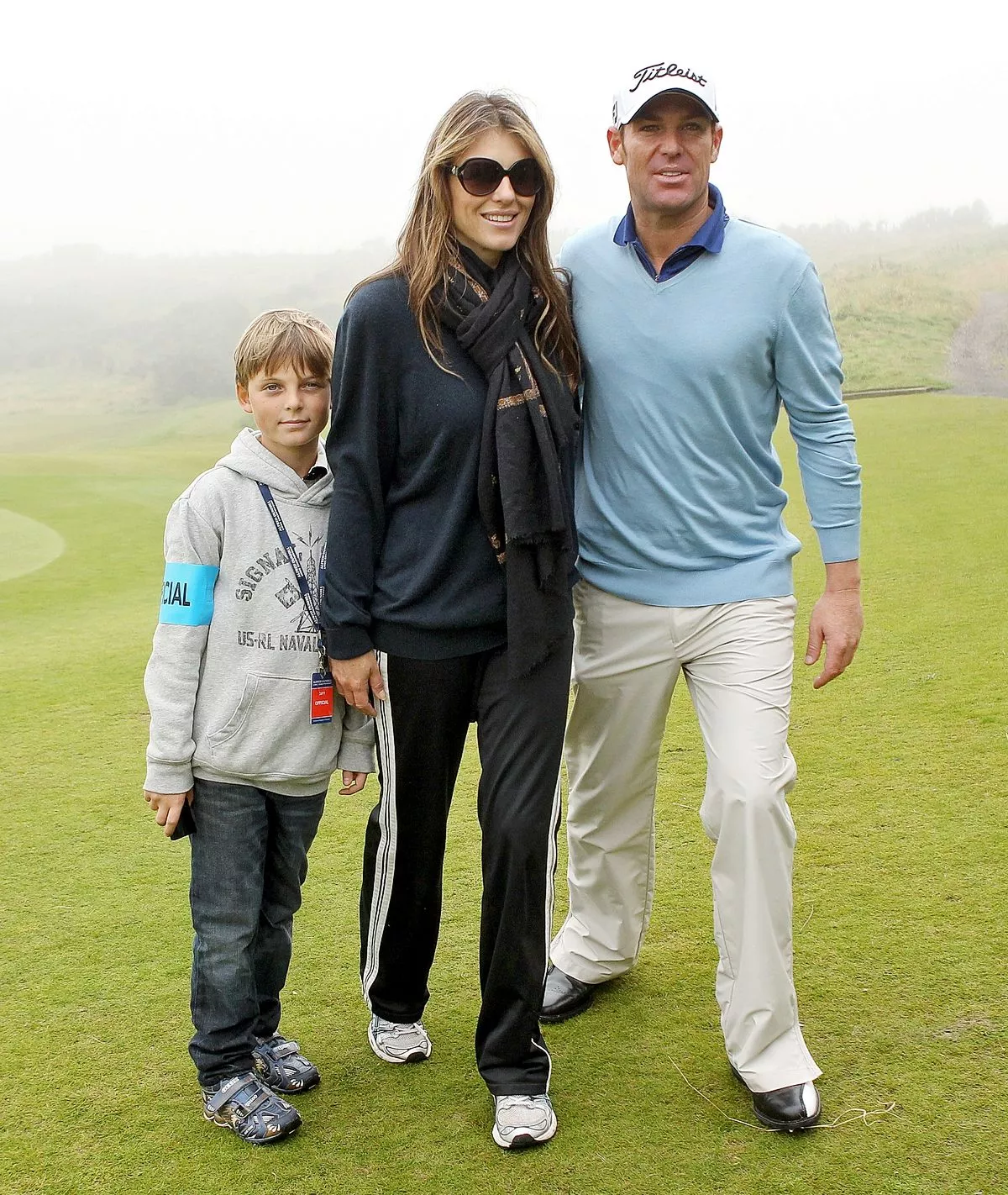 Шейн Уорн с Элизабет Херли и ее сыном Дэмианом в гольф-клубе