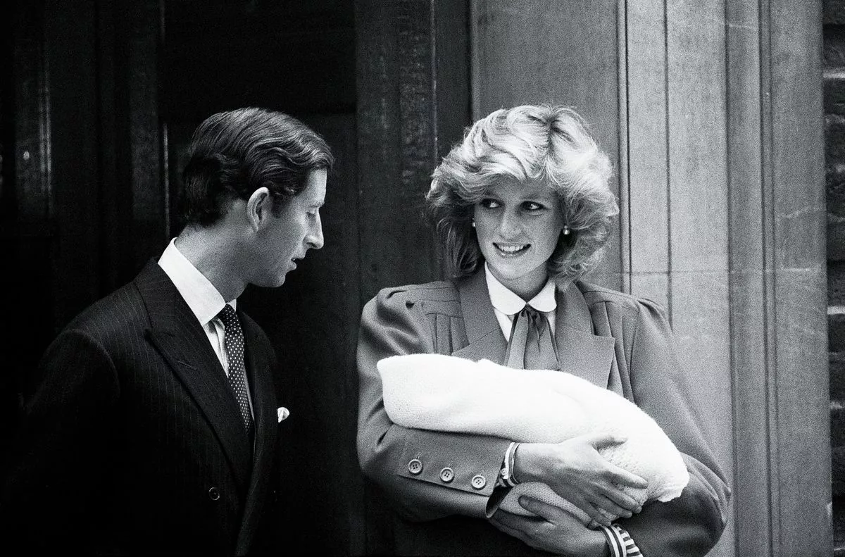 Чарльз, принц Уэльский, и Диана, принцесса Уэльская покидают крыло Линдо больницы Святой Марии вместе со своим сыном принцем Гарри