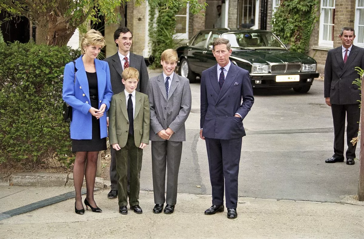 Диана с домоправителем из Итона доктором Эндрю Гейли, принцем Гарри, принцем Уильямом и принцем Чарльзом у поместья в первый день принца Уильяма