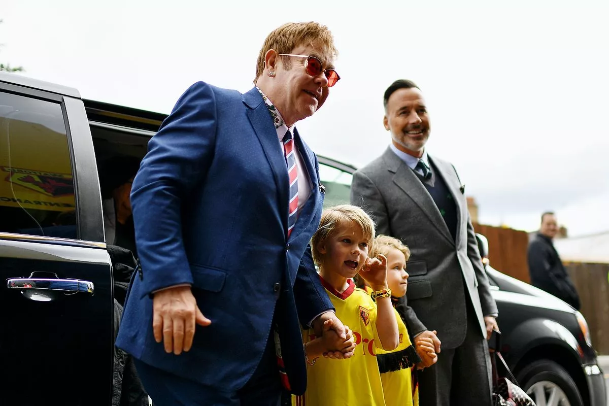 Элтон Джон и Дэвид Ферниш с сыновьями Элайджой Джозефом и Захари Джексоном прибывают на стадион перед матчем Премьер-лиги между Уотфордом и Манчестер Сити