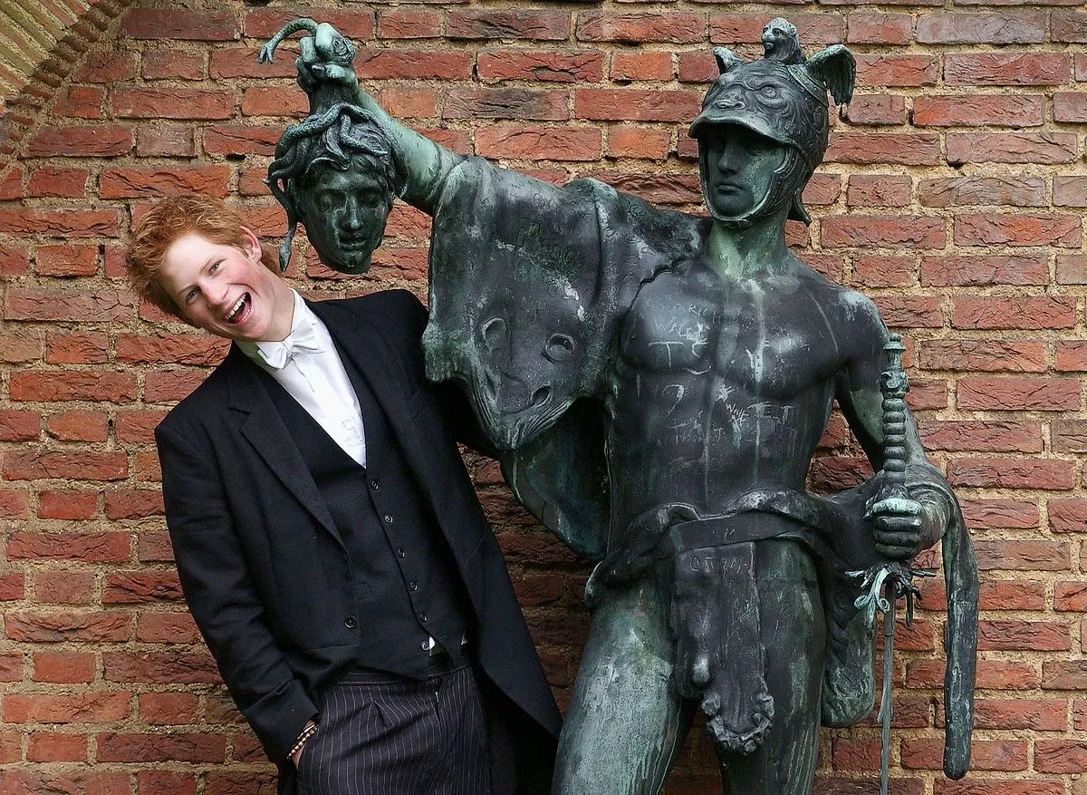 Принц Гарри позирует рядом с бронзовой статуей Персея, держащего голову Горгоны
