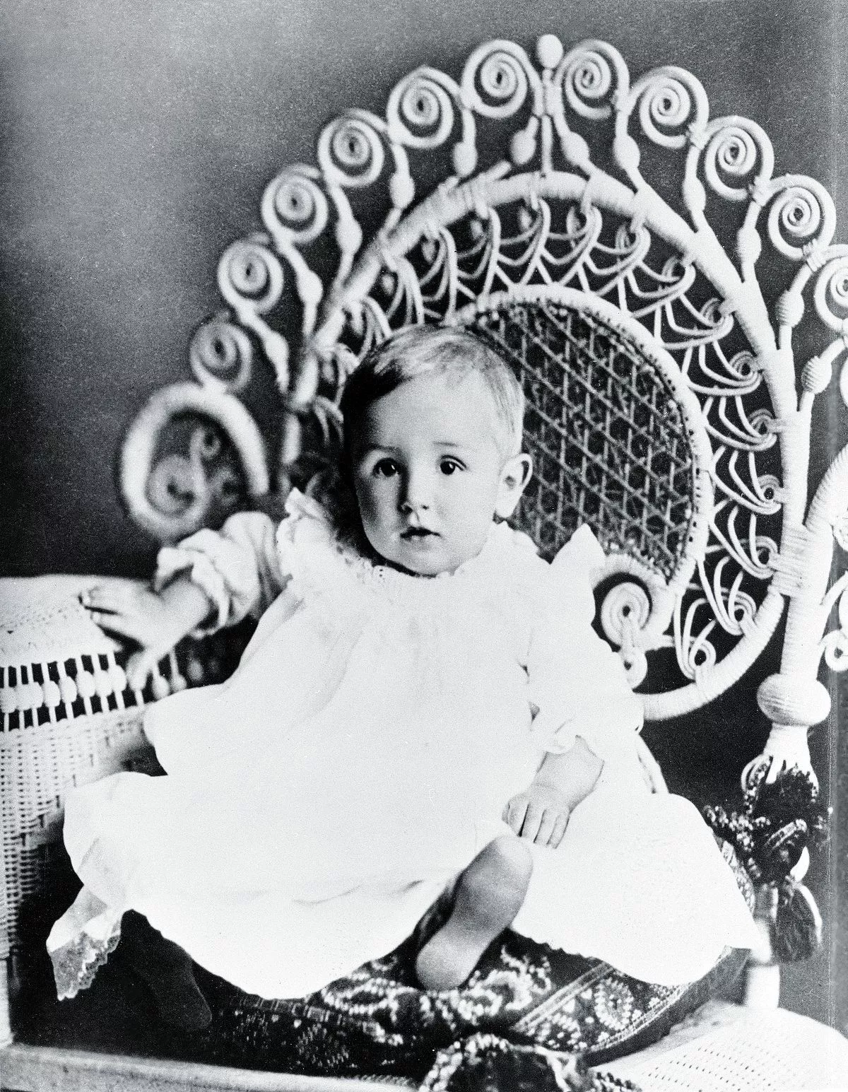 Студийный портрет будущего главы американской киностудии Уолта Диснея в младенчестве