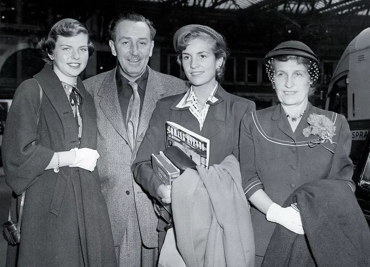 Уолт Дисней с женой и двумя дочерьми на станции Ватерлоо после прибытия на пароме «Королева Мэри»