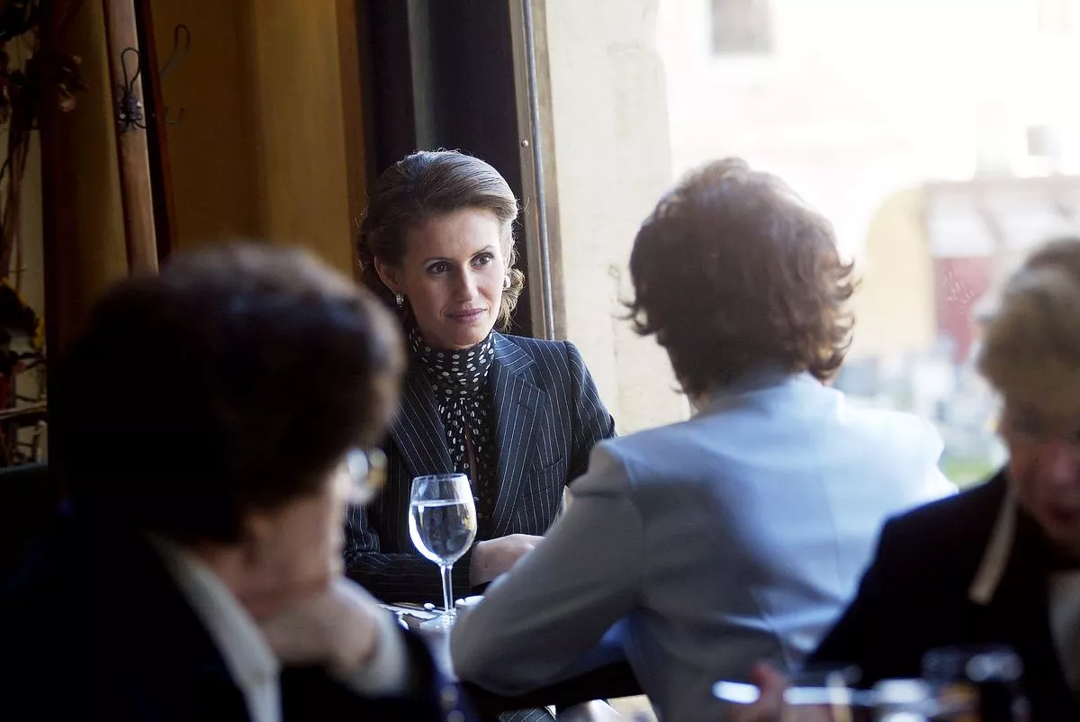 Асма Асад сидит с первой леди Ливана Андре Лахуд в ресторане