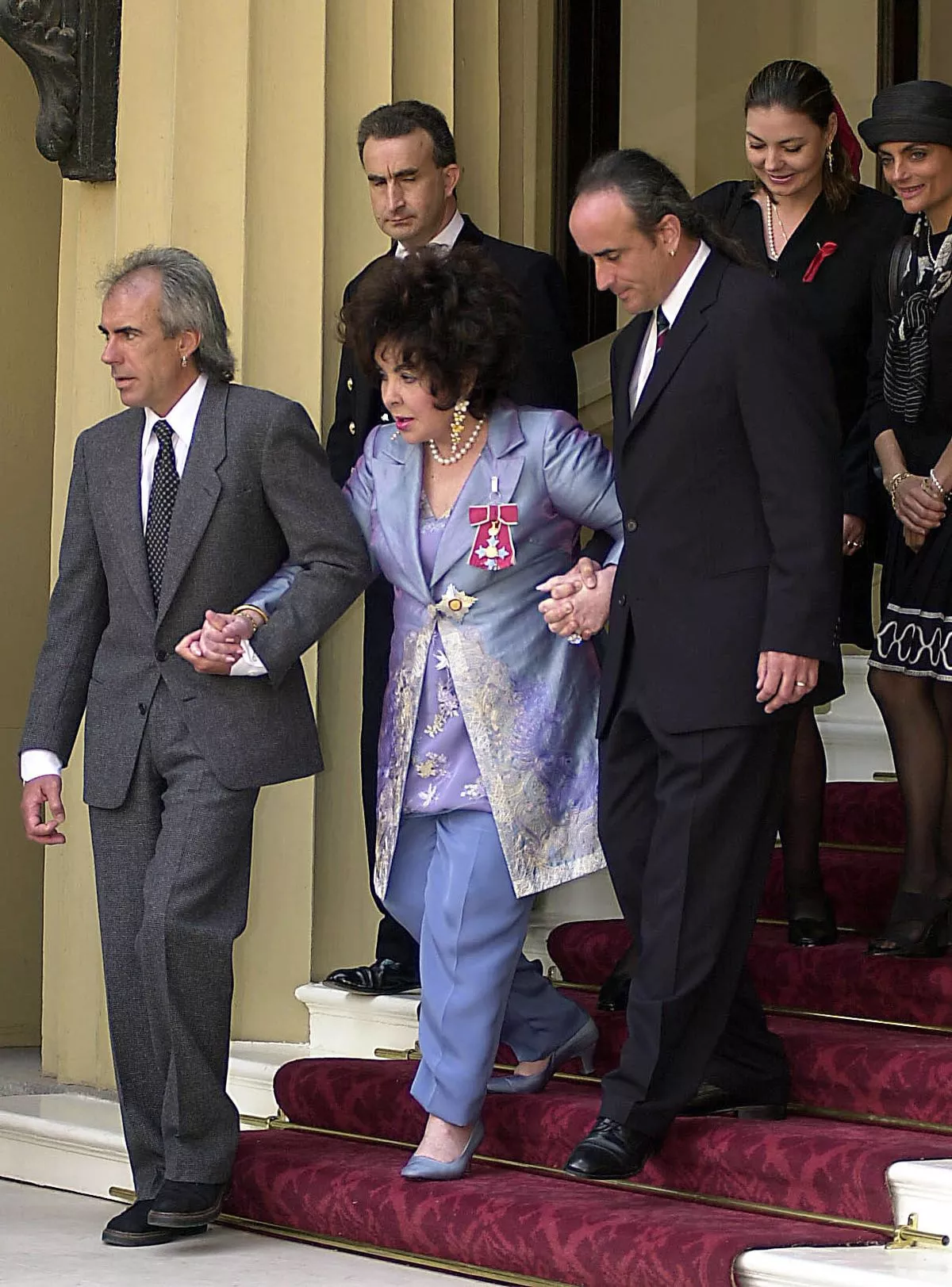 Дама Элизабет Тейлор в сопровождении своей семьи покидает Букингемский дворец