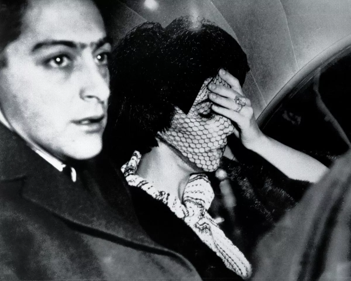 Элизабет Тейлор и ее пасынок Майк Тодд-младший прибывают в Чикаго на похороны ее третьего мужа Майка Тодда, погибшего в авиакатастрофе близ Грантса, штат Нью-Мексико, 25 марта 1958 г.