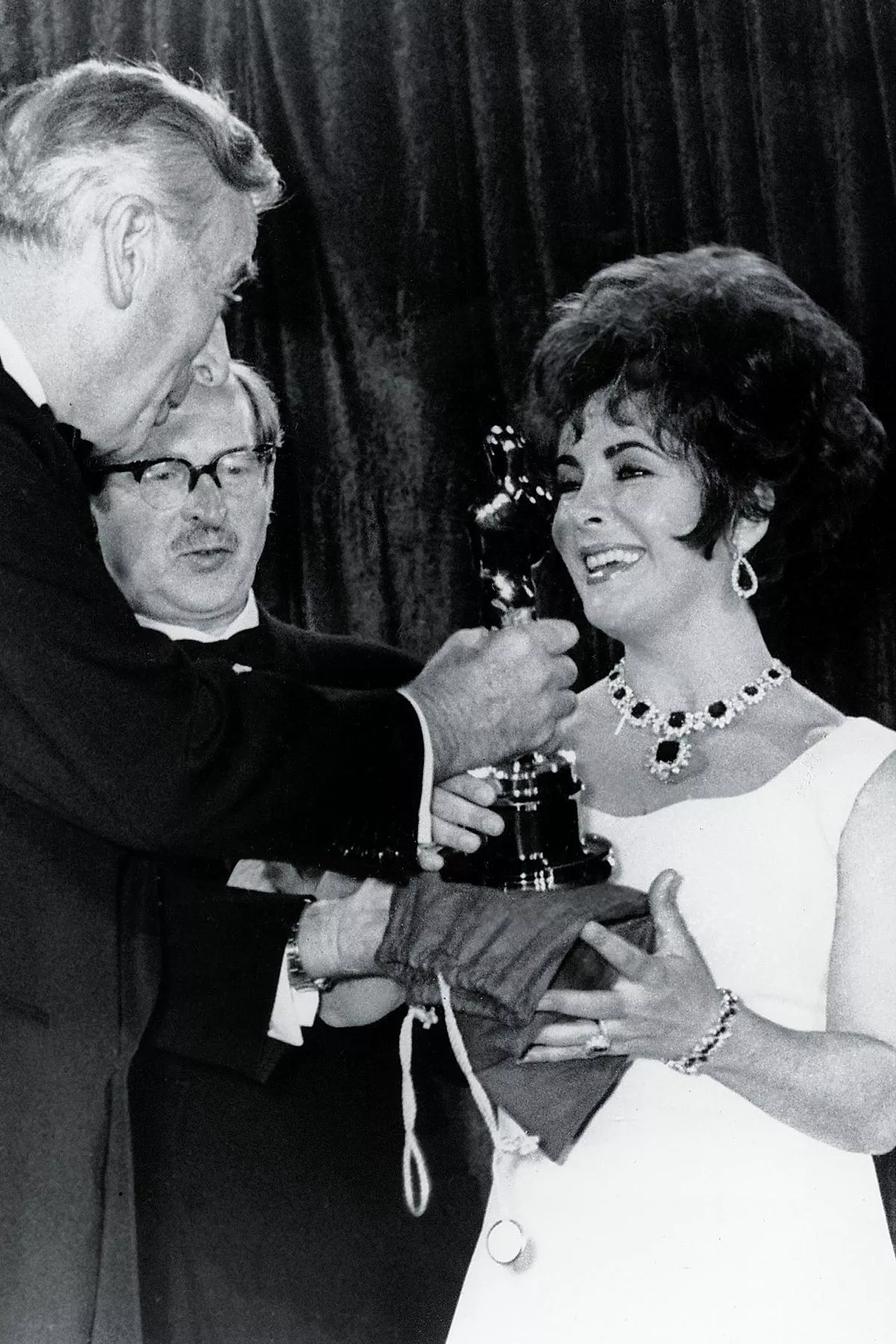 Элизабет Тейлор получает награду «Лучшая женская роль» за фильм «Кто боится Вирджинии Вульф?» на церемонии вручения премии «Оскар»