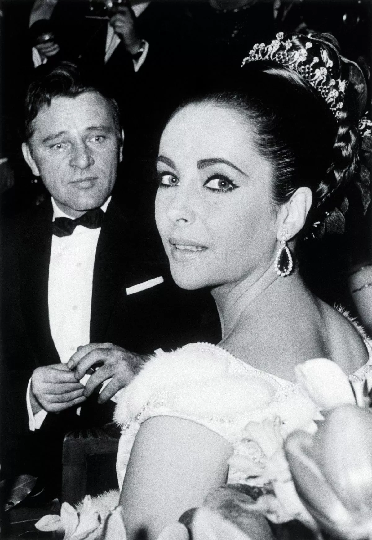 Элизабет Тейлор с мужем Ричардом Бертоном на благотворительной премьере фильма «Лоуренс Аравийский»
