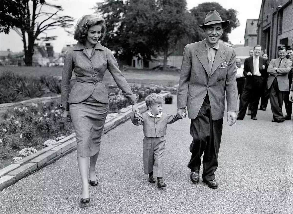 Хамфри Богарт и его четвертая жена Лорен Бэколл проводят своего сына Стиви