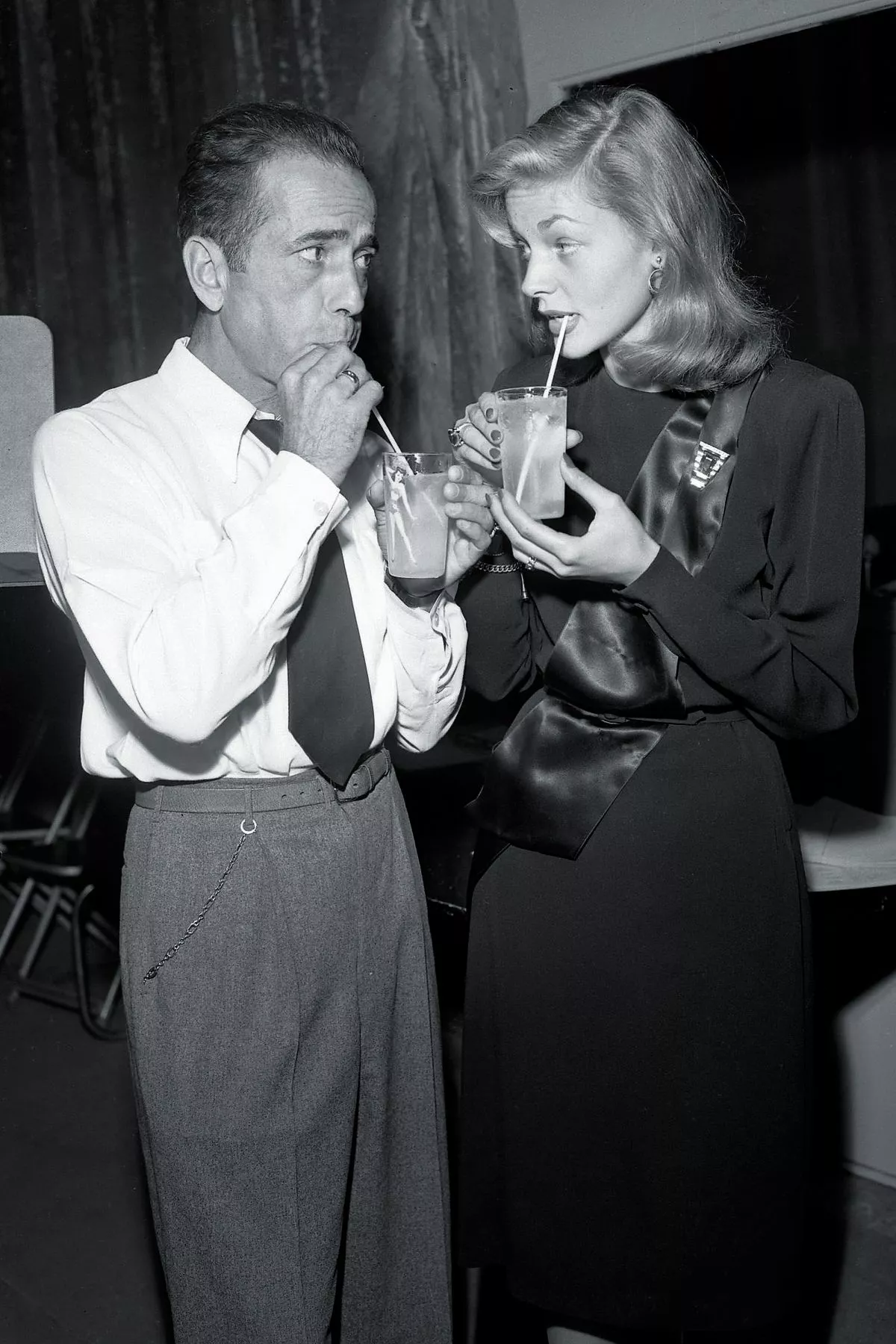 Хамфри Богарт и Лорен Бэколл в перерыве на съемках фильма «Иметь и не иметь»