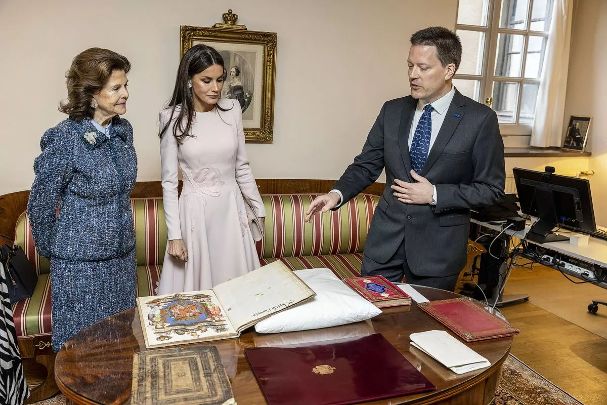 Королева Испании Летиция и королева Швеции Сильвия в библиотеке Бернадотт, 25 ноября 2021 г., фото 3