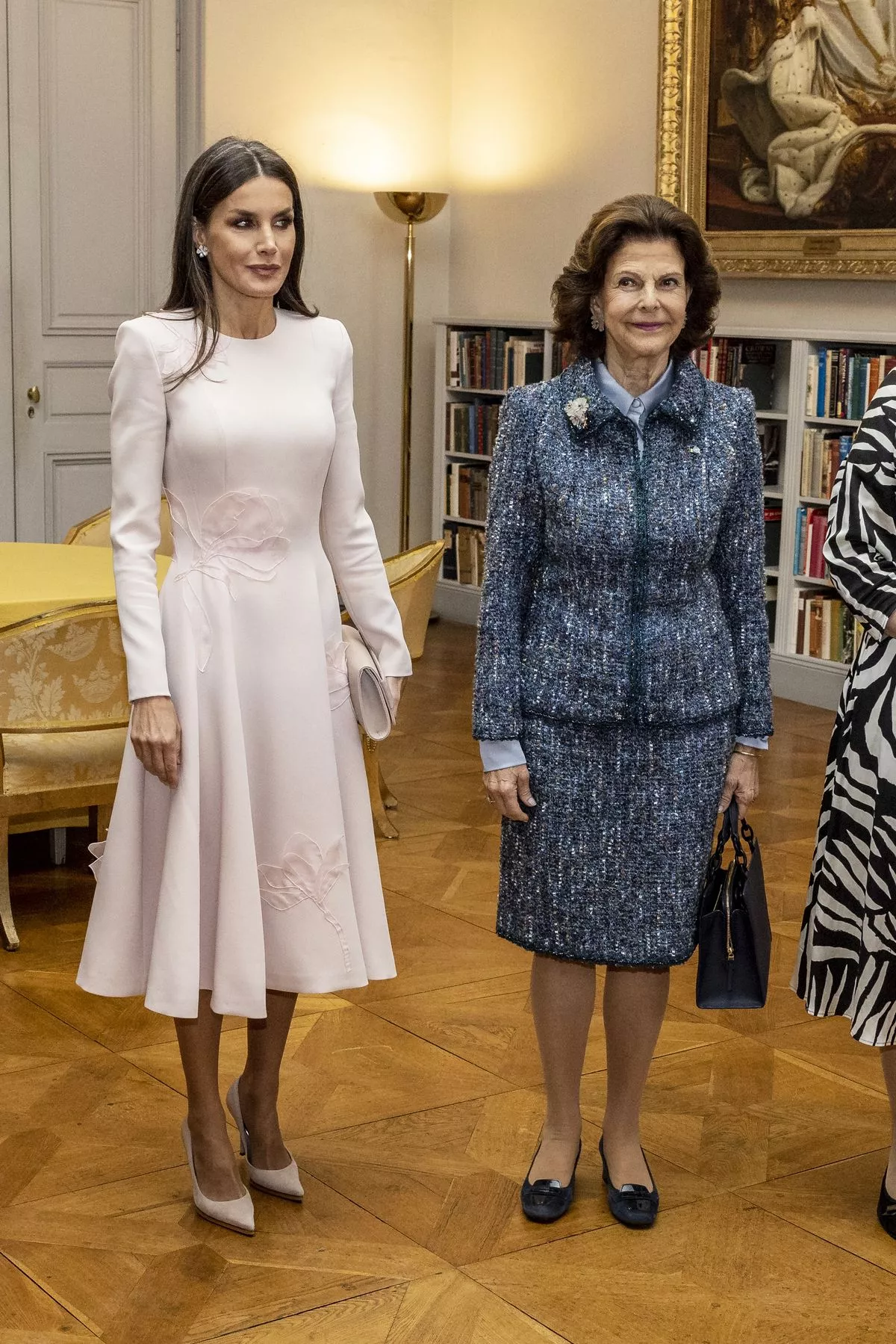 Королева Испании Летиция и королева Швеции Сильвия в библиотеке Бернадотт, 25 ноября 2021 г., фото 4