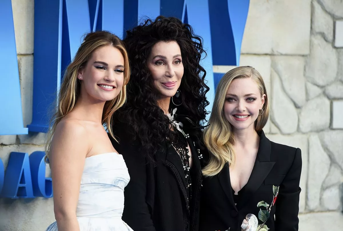 Лили Джеймс, Шер и Аманда Сейфрид на мировой премьере фильма «Mamma Mia! 2»