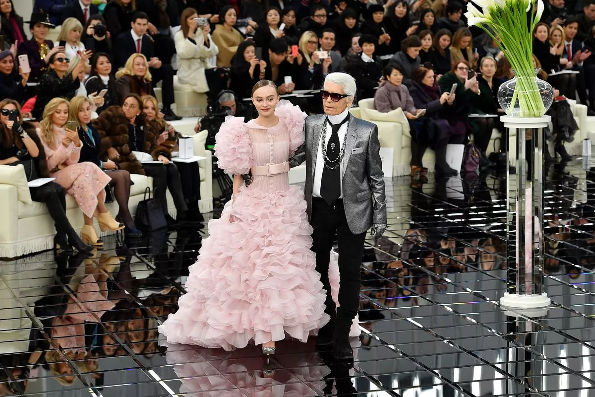Лили-Роуз Депп и Карл Лагерфельд на шоу Chanel Весна/Лето 2017