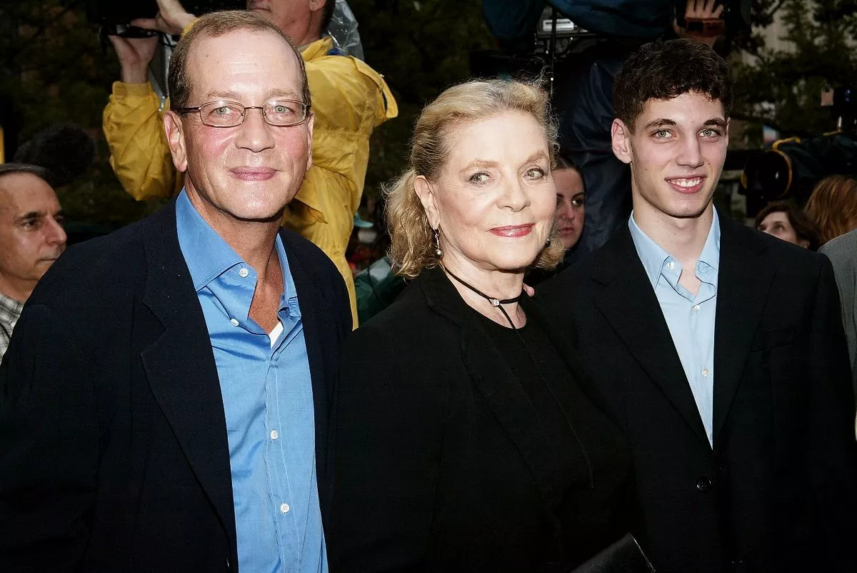 Лорен Бэколл с сыном Стивеном Богартом и внуком Ричардом на мероприятии 60th Anniversary of «Casablanca»