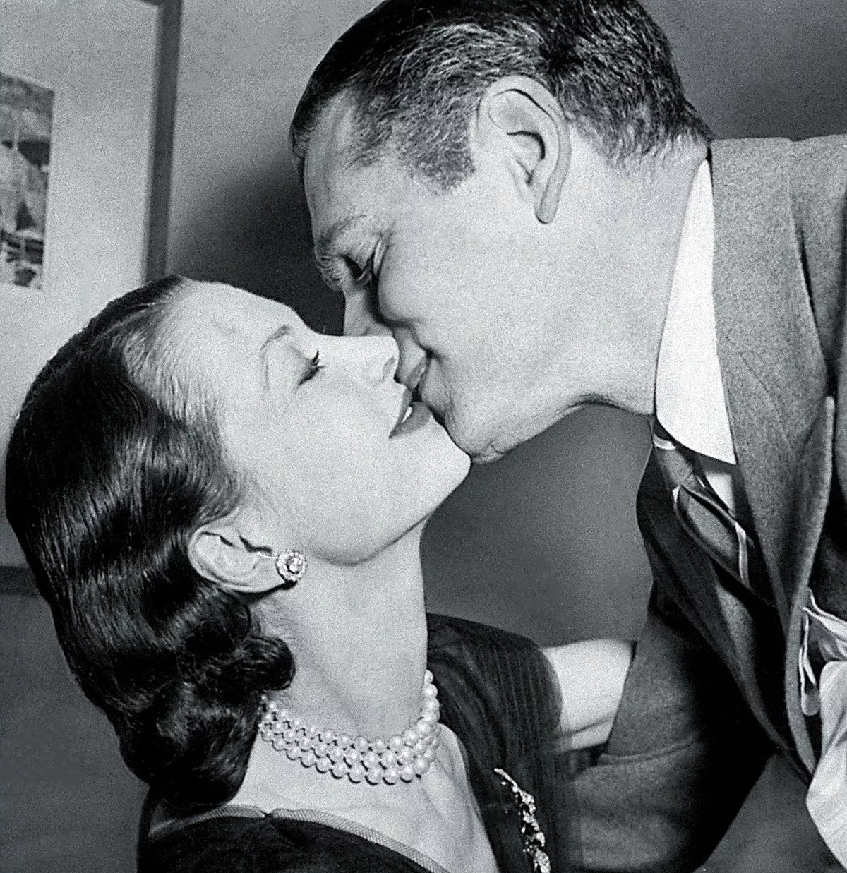 Сэр Лоуренс Оливье целует свою жену Вивьен Ли, 1951 г.