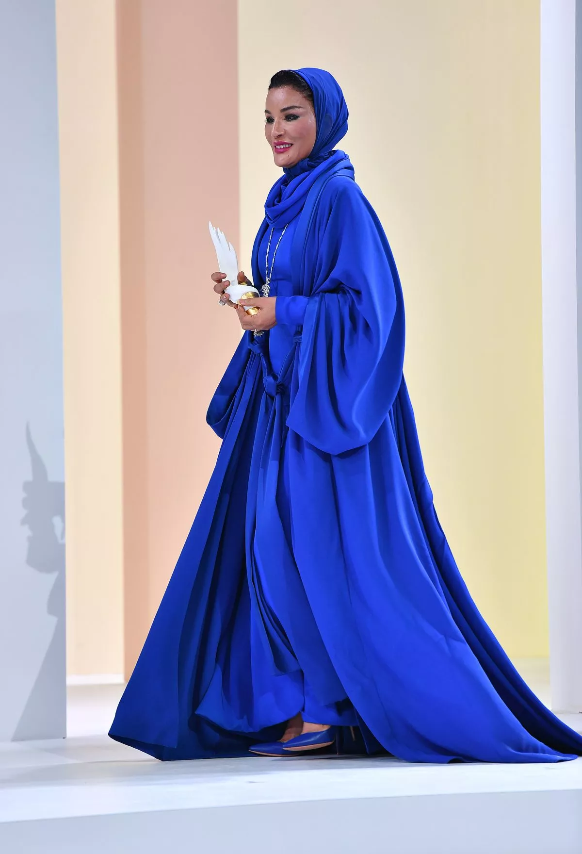 Шейха Моза бинт Насер на сцене на церемонии вручения премии Fashion Trust Arabia Prize