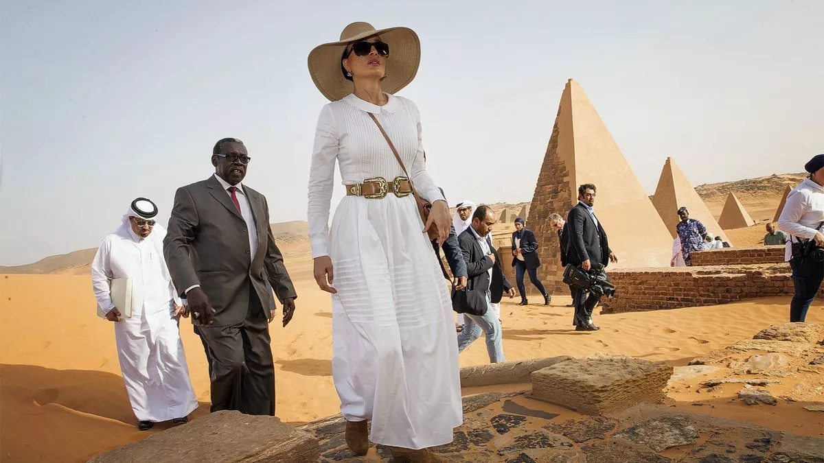 Шейха Моза во время посещения пирамид