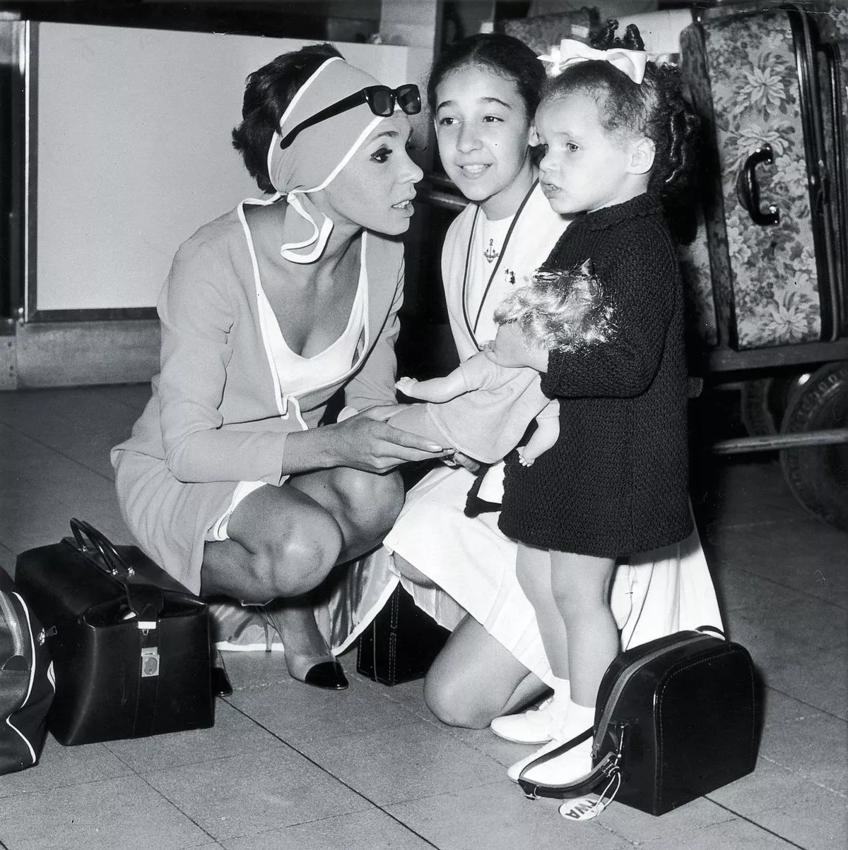 Ширли Бэсси в аэропорту с дочерьми Шэрон и Самантой