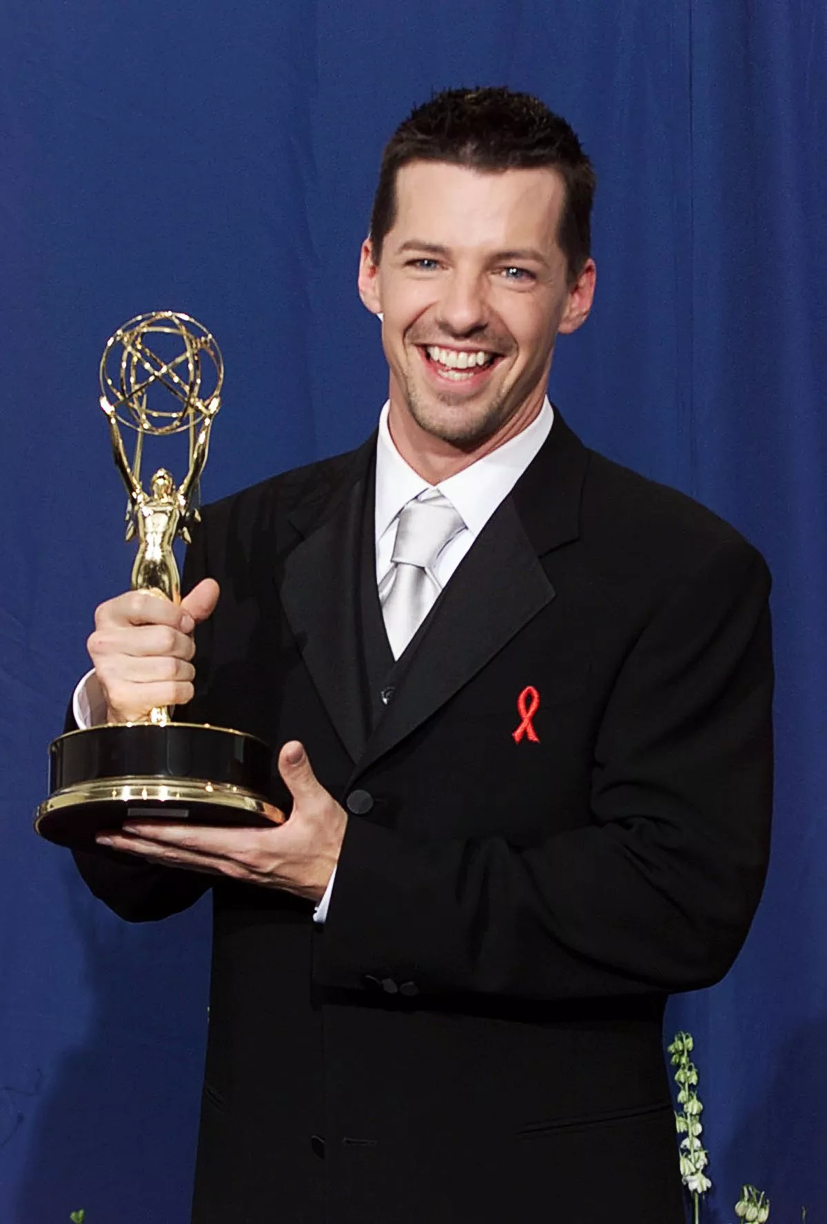 Шон Хейс с наградой «Лучший актёр второго плана мини-сериала или фильма на ТВ («Уилл и Грейс»)» на 52-й ежегодной церемонии вручения премии «Эмми»