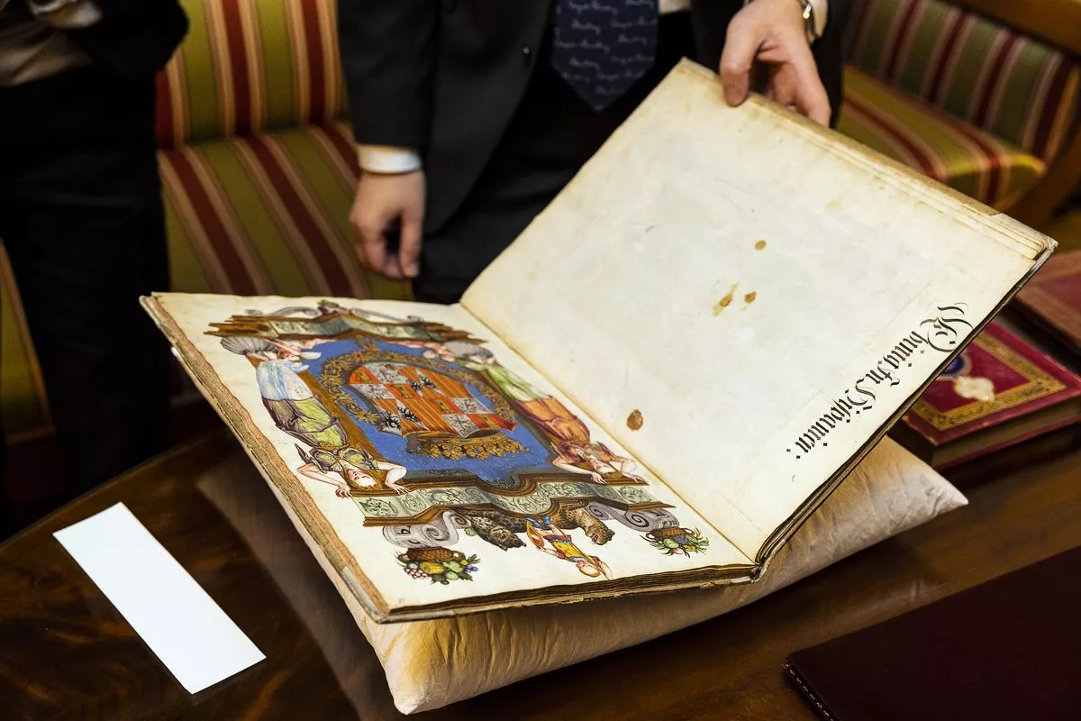 Старинные книги, показанные во время экскурсии по библиотеке Бернадотт королеве Летиции и королеве Сильвии, фото 1