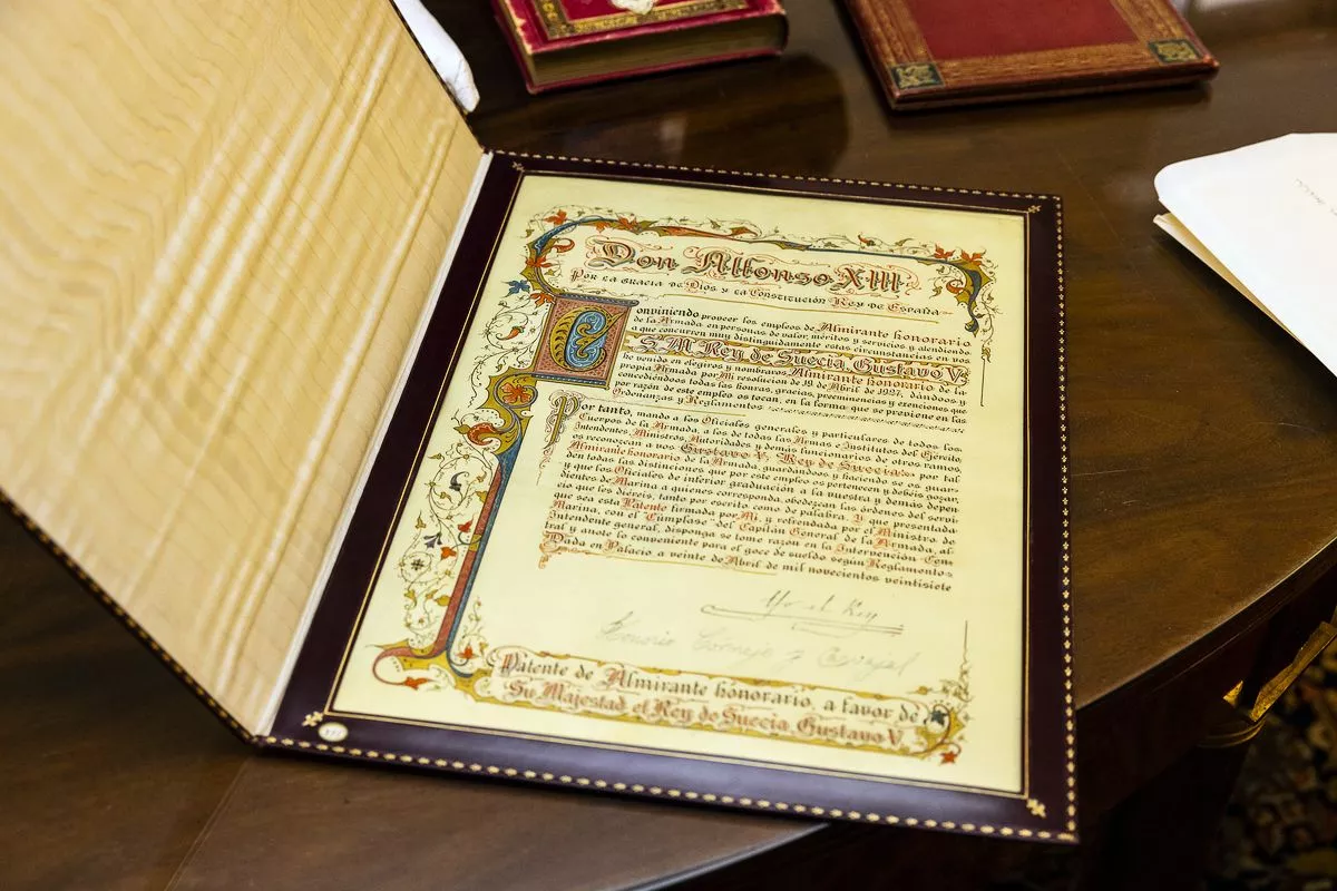 Старинные книги, показанные во время экскурсии по библиотеке Бернадотт королеве Летиции и королеве Сильвии, фото 6