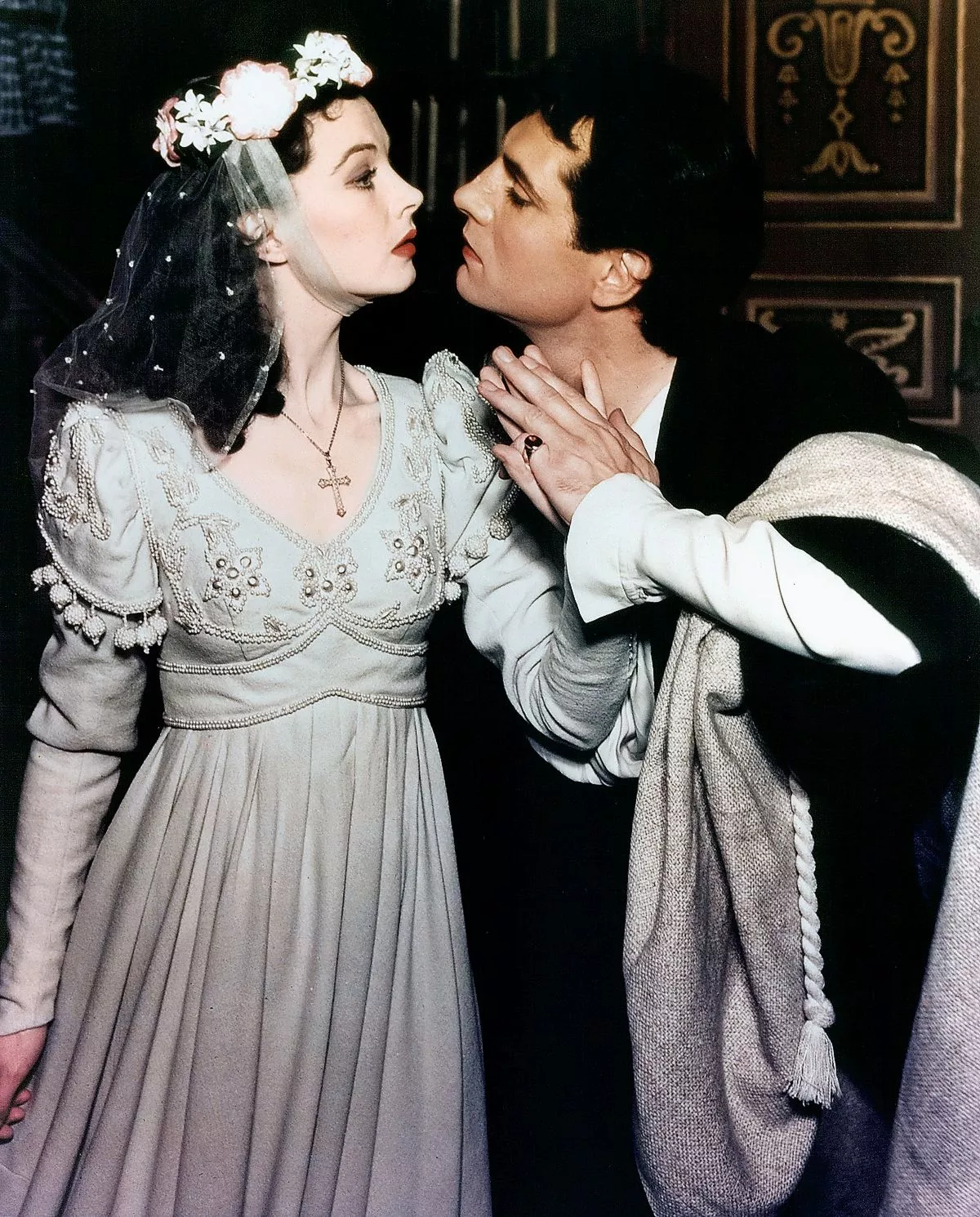Вивьен Ли готовится поцеловать Лоуренса Оливье в спектакле «Ромео и Джульетта»
