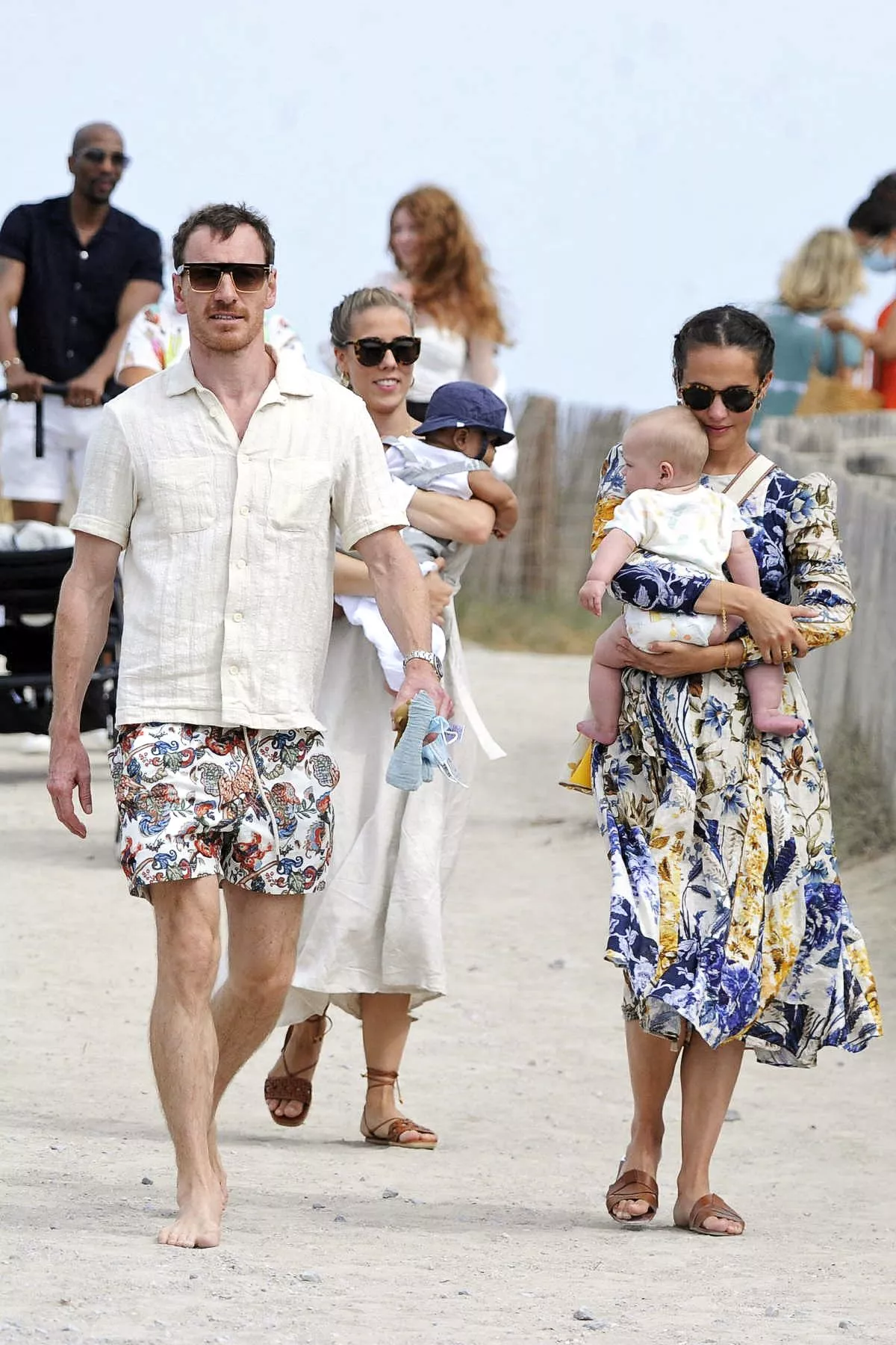 Алисия Викандер и Майкл Фассбендер выходят на прогулку со своим ребенком, фото 1