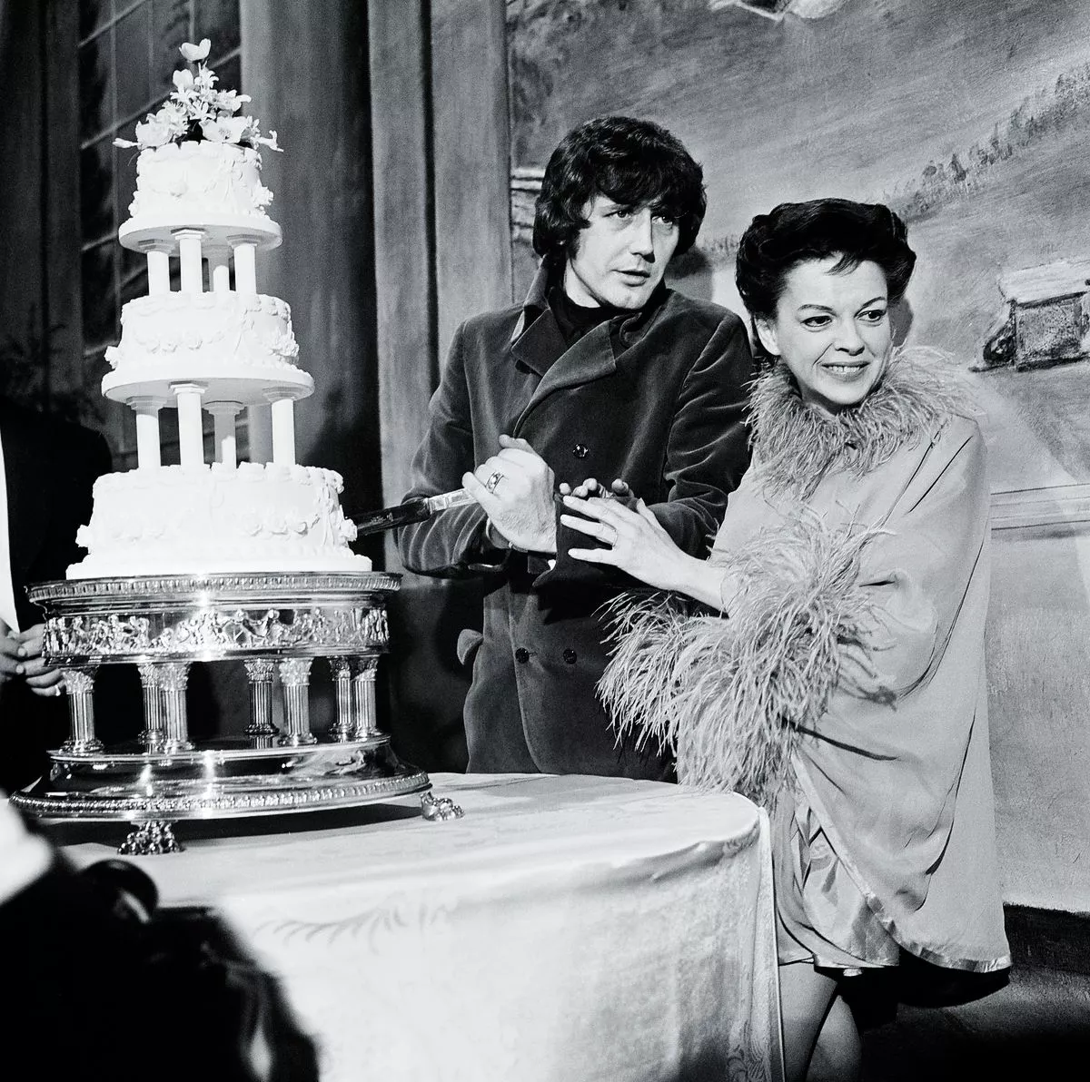 Джуди Гарленд и Микки Динс разрезают свадебный торт