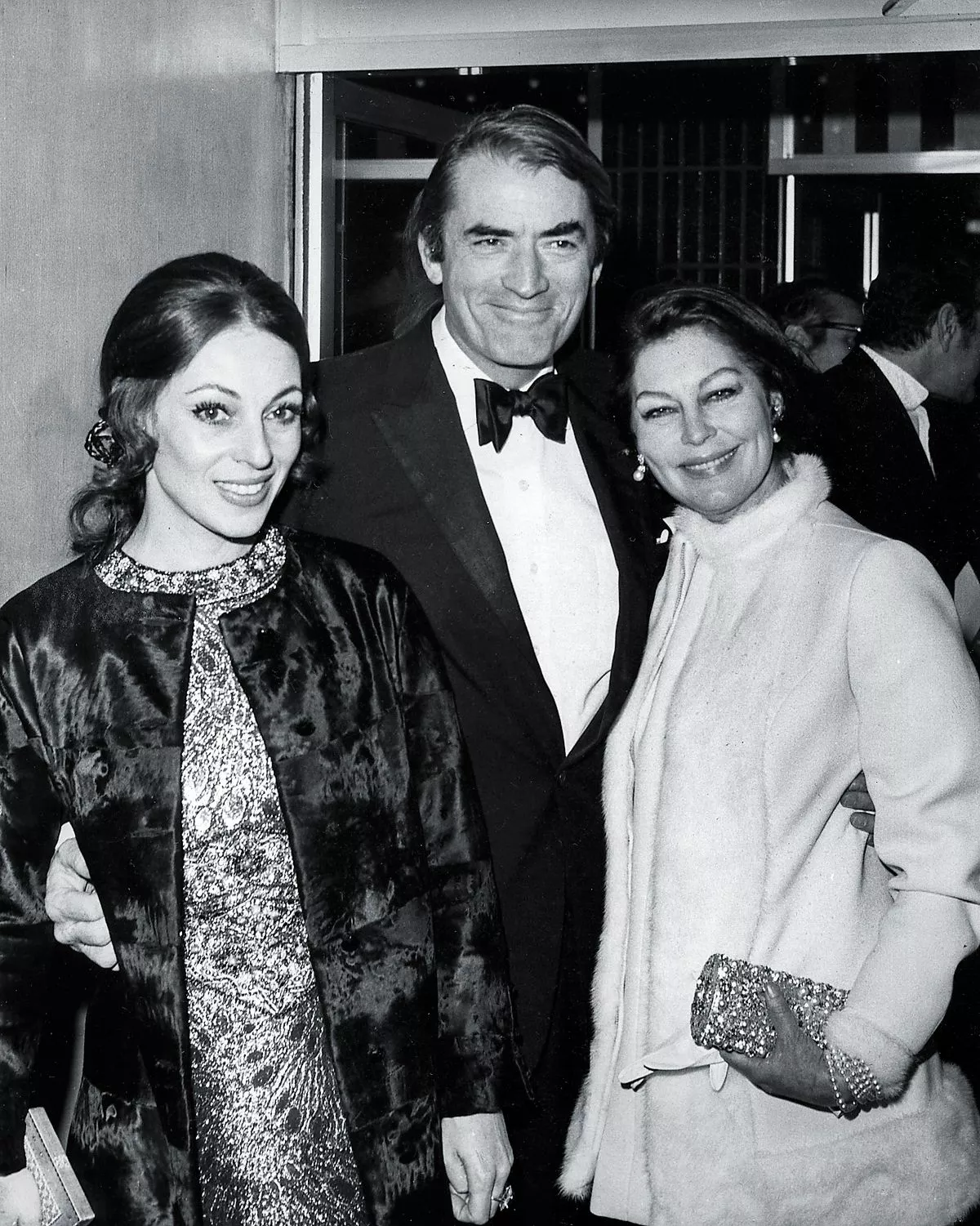 Грегори Пек с женой Вероникой Пассани и актрисой Авой Гарднер