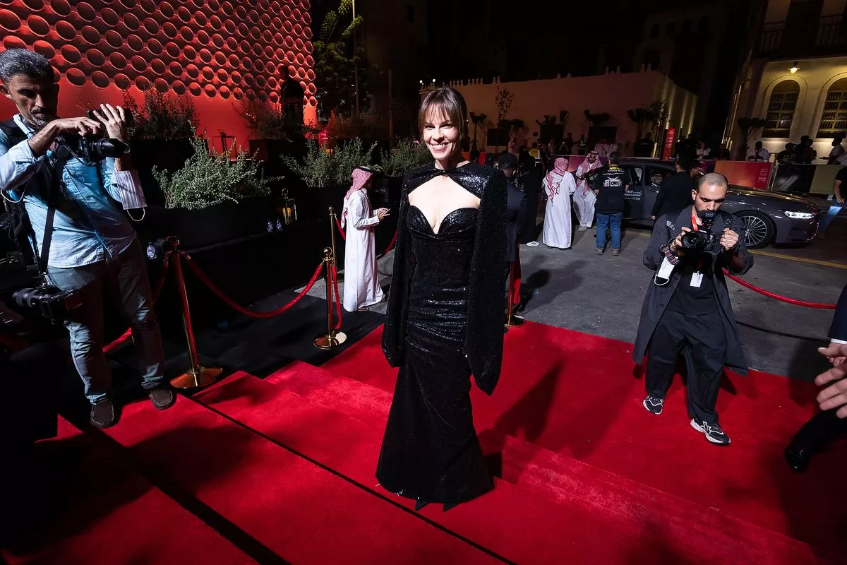 Хилари Суонк на премьере фильма «Сирано» в рамках Международного кинофестиваля Red Sea International Film, фото 2