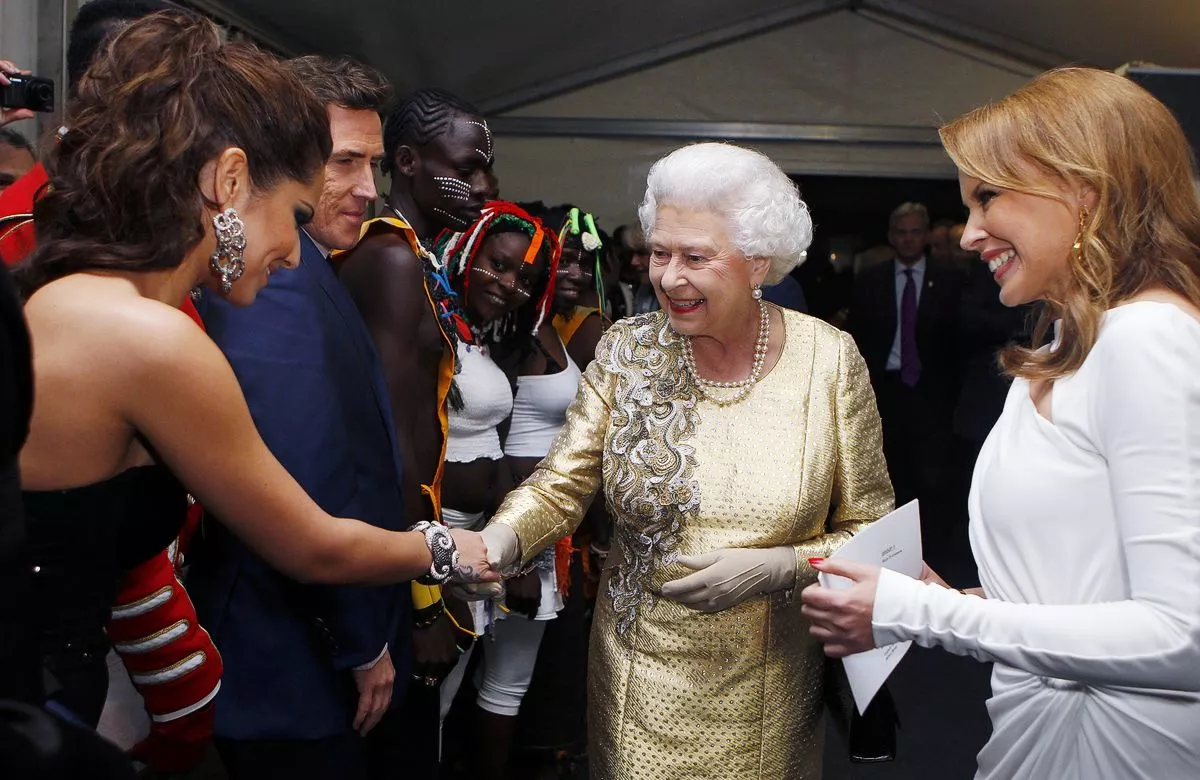Королева Елизавета II знакомится с Шерил Коул и Кайли Миноуг